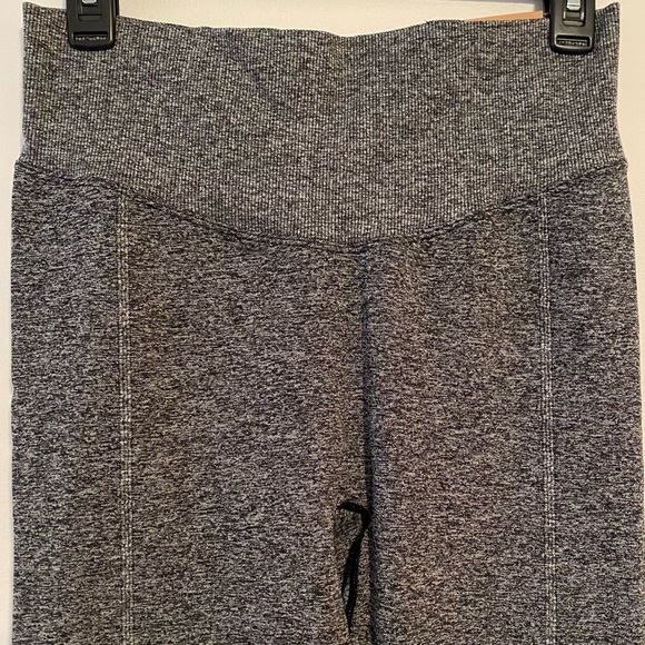 PINK VS SEAMLESS CLASSIC LEGGING Pure Black Marl 7/8 Short Size Large NWT - Picture 7 of 11